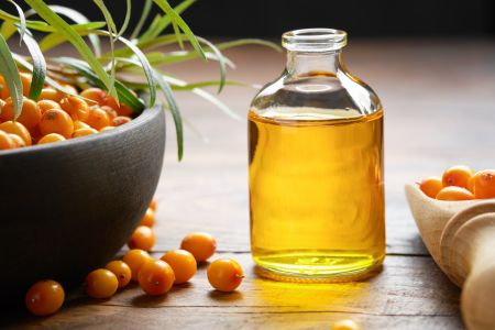 Il olivello spinoso contiene molte vitamine che favoriscono la crescita dei capelli e rinforzano i capelli. Aiuta a regolare l'olio del cuoio capelluto, portando forza e lucentezza al fusto del capello mentre ripristina l'elasticità. Inoltre, è ricco di Omega-3, -6, -7 e -9, che favoriscono la crescita dei capelli.